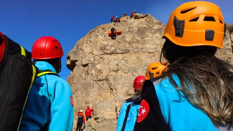 geliştiriyor Arama becerilerini ekipleri kurtarma Dağı