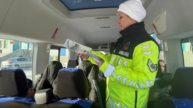 Ardahan'da jandarma ekipleri servis aracı sürücülerine ve öğrencilere trafik kurallarını hatırlattı