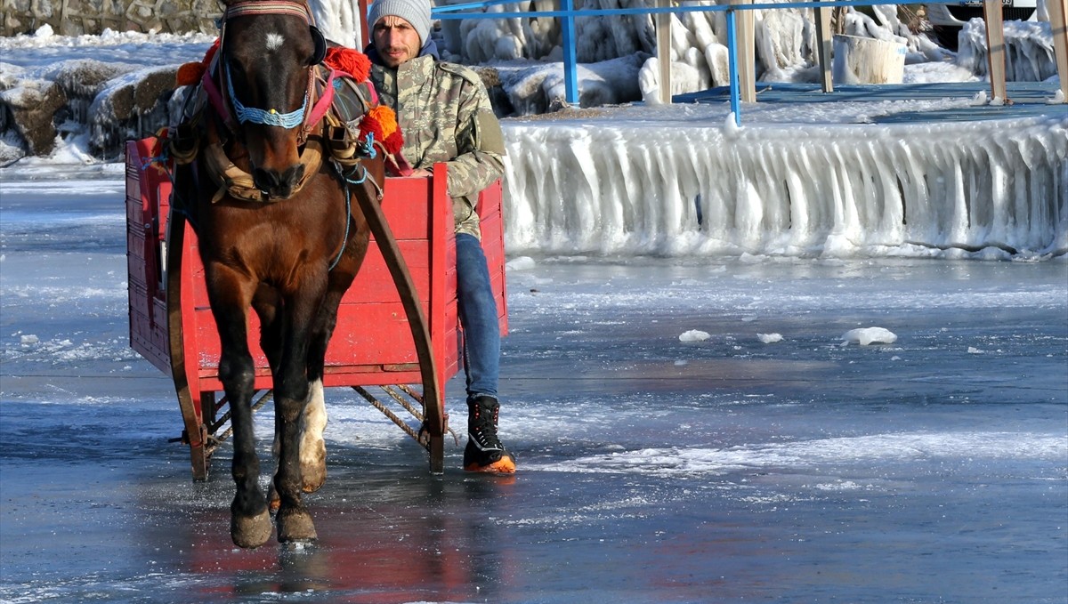 Atını donan göle alıştırmak için türkü eşliğinde antrenman yaptırdı
