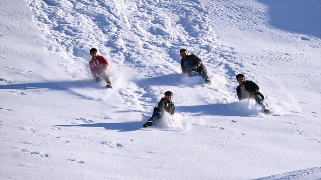 Bahçesaraylı gençler kızaklarıyla yayla yolunu kayak pistine dönüştürdü
