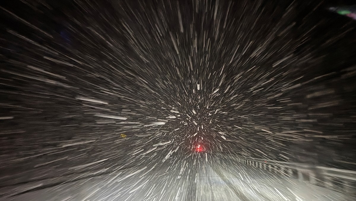Bingöl-Elazığ kara yolunda yoğun kar yağışı ulaşımı olumsuz etkiliyor