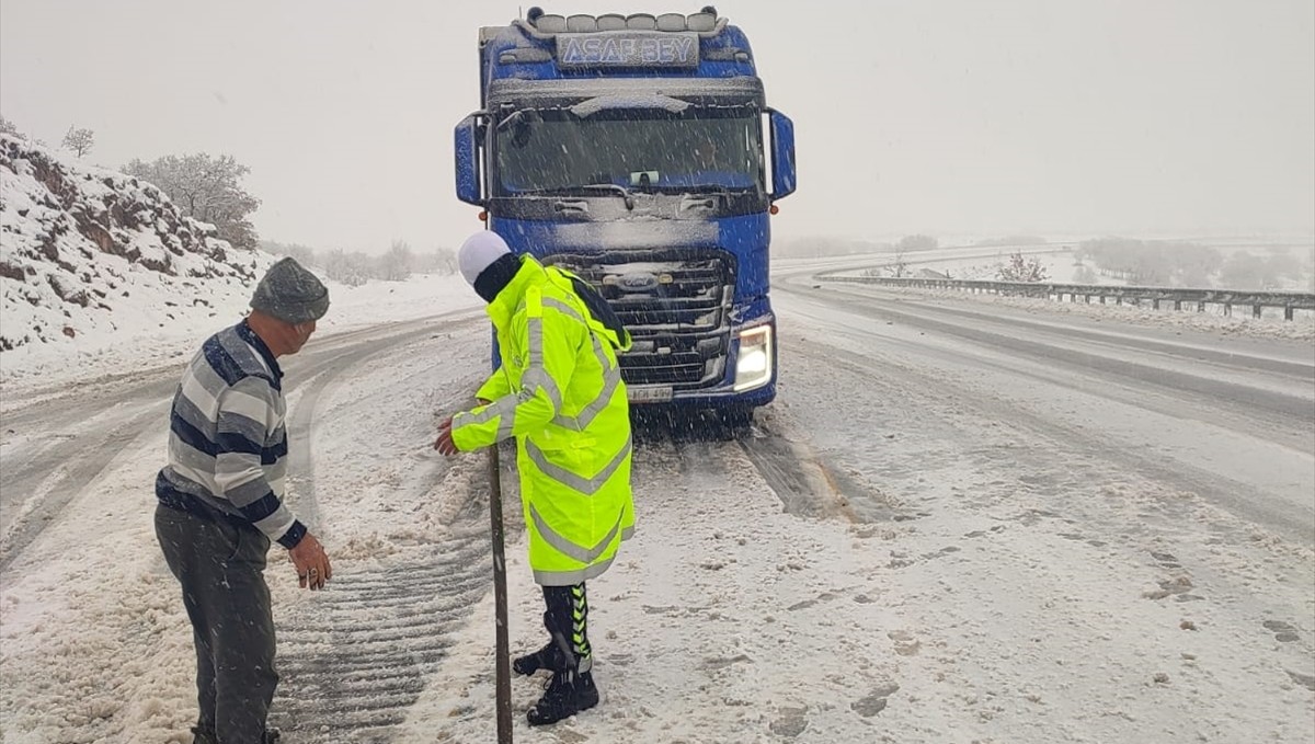 Bingöl'de kar ulaşımı olumsuz etkiliyor