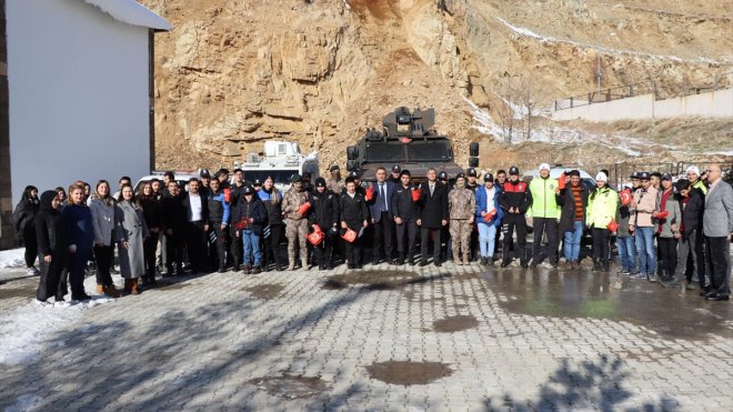 Bitlis'te polisler, özel gereksinimli öğrencileri ziyaret etti