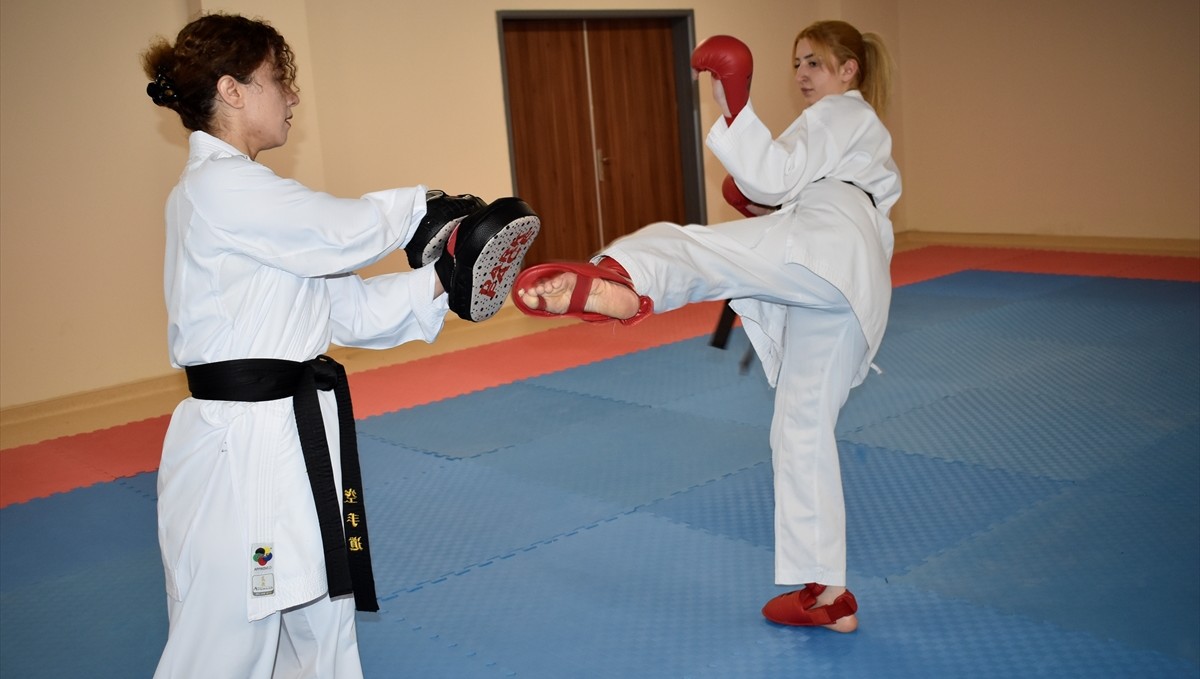 Bitlisli karateci Erdil, kendisini yetiştiren hocası gibi antrenör olmak istiyor