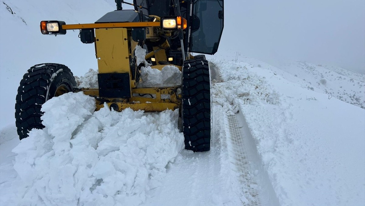 Elazığ'da kar nedeniyle kapanan 103 köy yolu ulaşıma açıldı