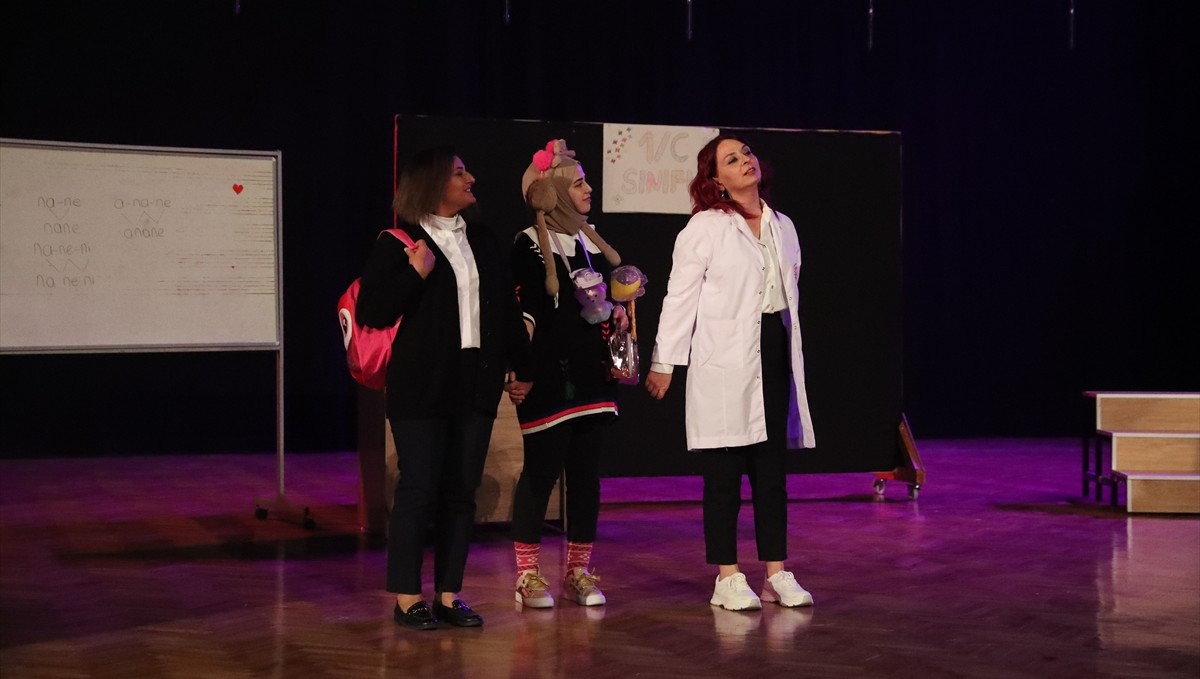 Erzincan'da öğretmenler SMA hastası bebek için tiyatro gösterisi yaptı