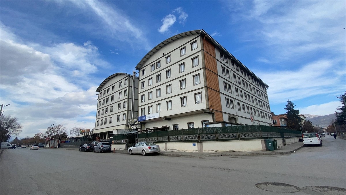 Erzincan’da yüksekten düşen işçi ağır yaralandı