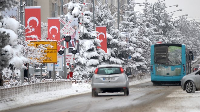 Erzurum'da gün boyu etkili olan yağışla kar kalınlığı 20 santimetreye ulaştı