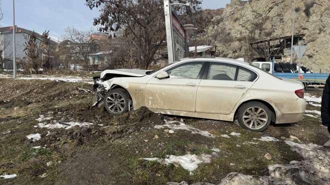 Erzurum'da iki otomobil çarpıştı, 2'si ağır 4 kişi yaralandı