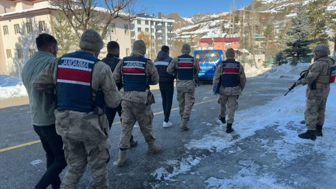 ERZURUM - Sosyal medyada paylaşım yapan insan kaçakçısı kardaki ayak izlerinden bulundu1