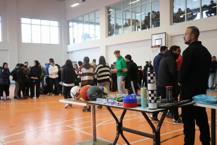 Gençlere spor malzemesi hediye edildi1