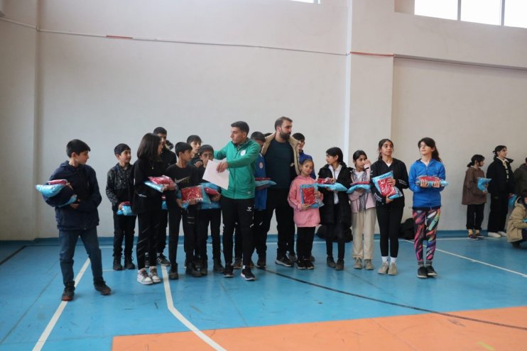 Gençlere spor malzemesi hediye edildi2