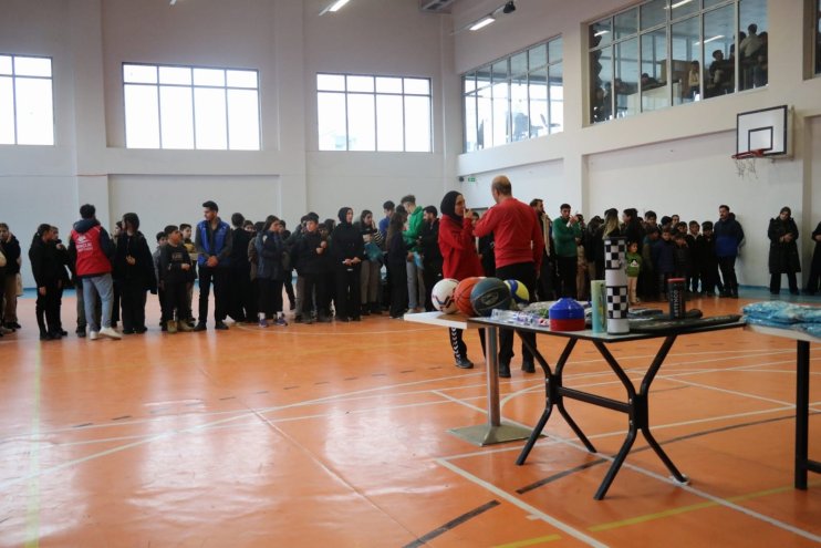 Gençlere spor malzemesi hediye edildi3