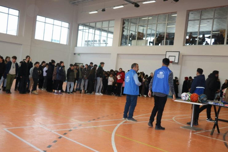 Gençlere spor malzemesi hediye edildi4