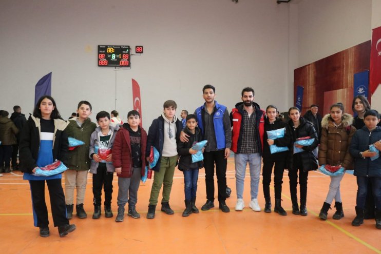 Gençlere spor malzemesi hediye edildi5