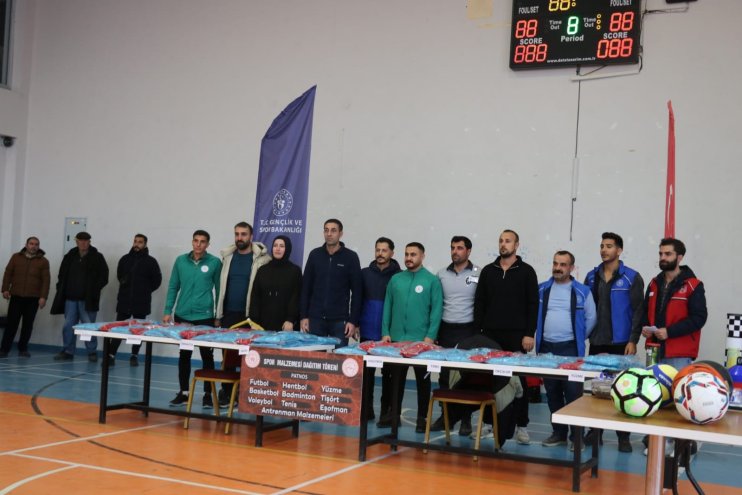 Gençlere spor malzemesi hediye edildi6