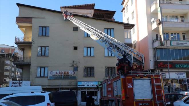 Hakkari Belediyesi ekipleri tehlike oluşturan buz sarkıtlarını temizledi