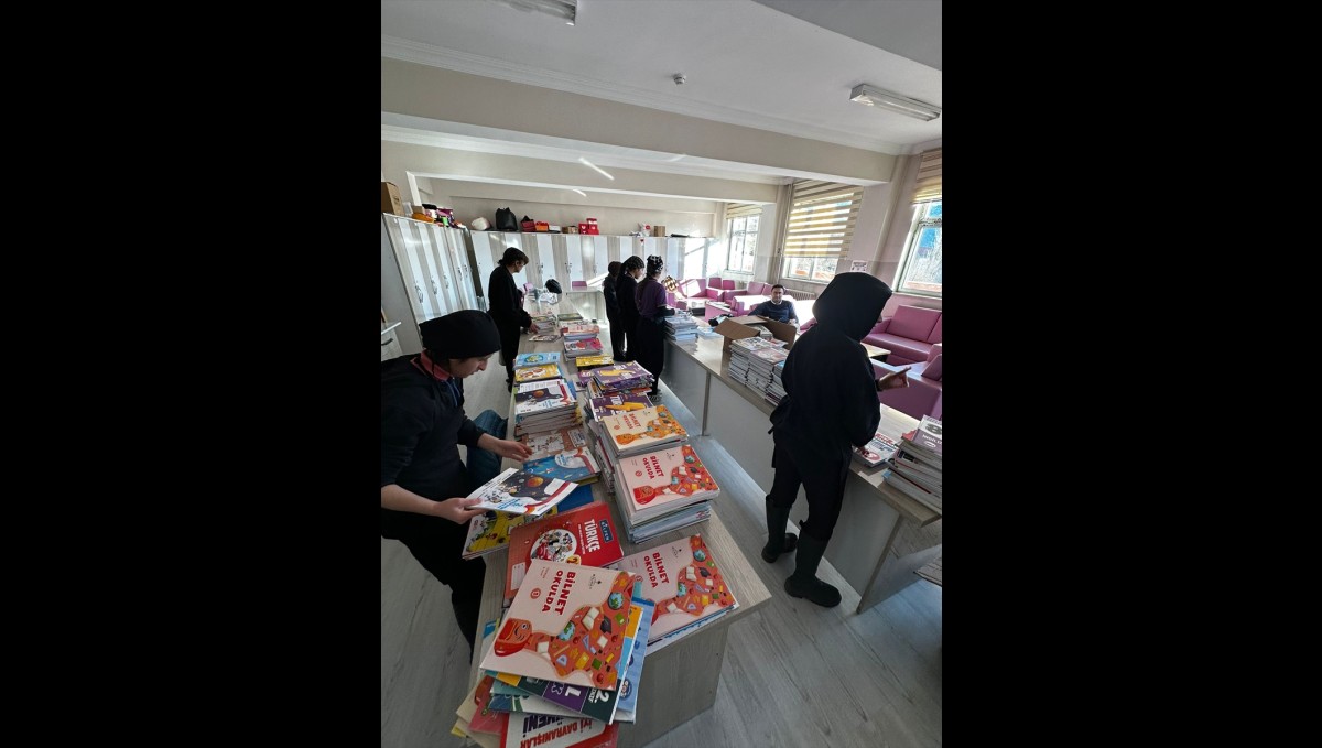 Hakkari'de öğrencilere kaynak kitap desteği