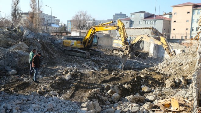 Hakkari ve Yüksekova'da depreme dayanıksız kültür merkezleri yıkılıyor