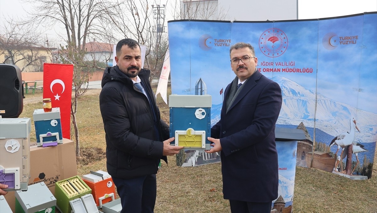 Iğdır'da 52 üreticiye 1080 kraliçe arı yetiştirme kovanı verildi