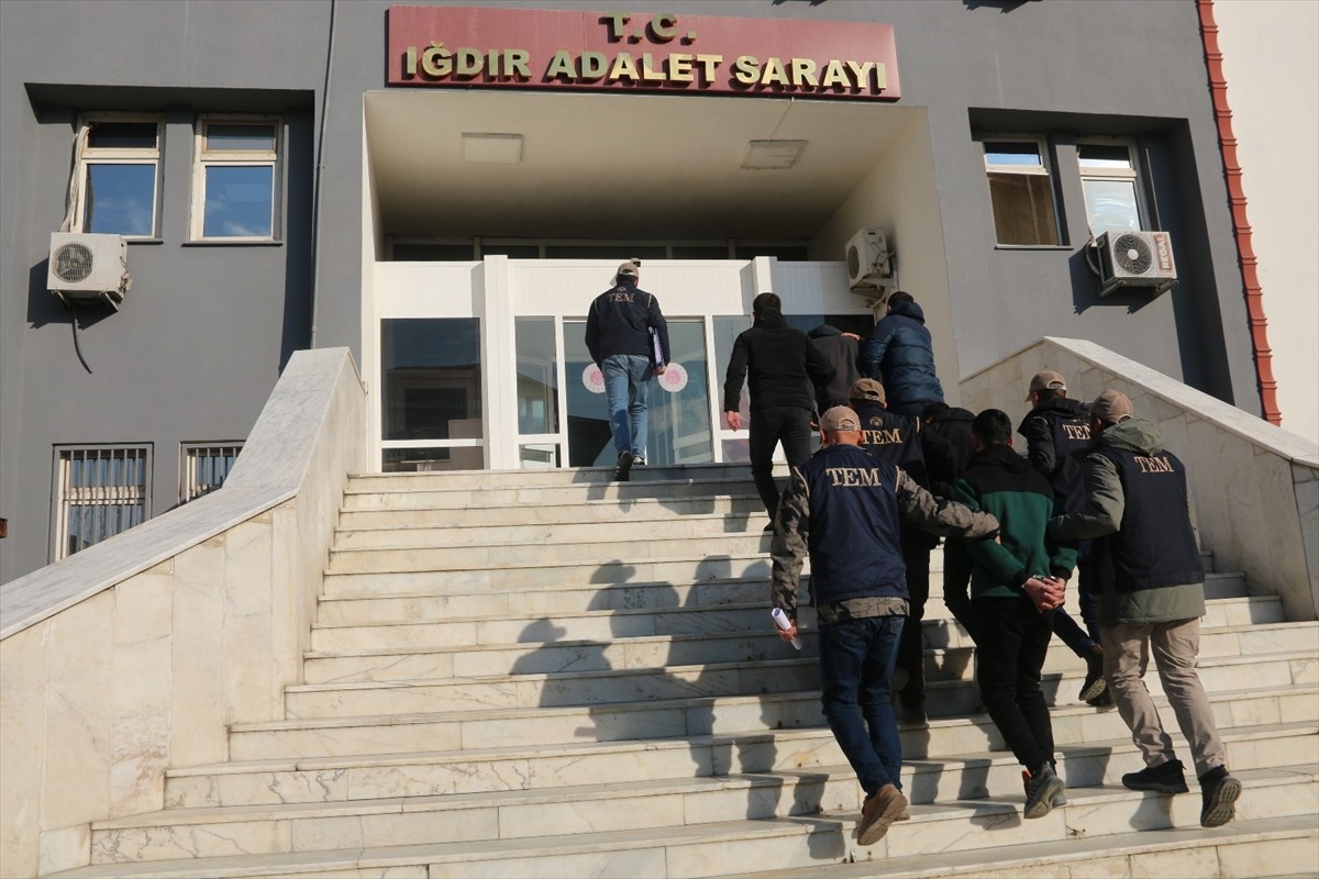 Iğdır'da AK Parti İl Başkanlığına molotofkokteyli ile saldırdığı iddiasıyla 2 zanlı tutuklandı