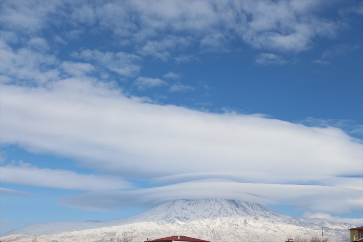 Karla kaplı Ağrı Dağı