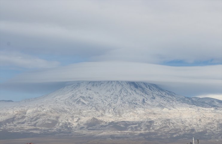 Karla kaplı Ağrı Dağı