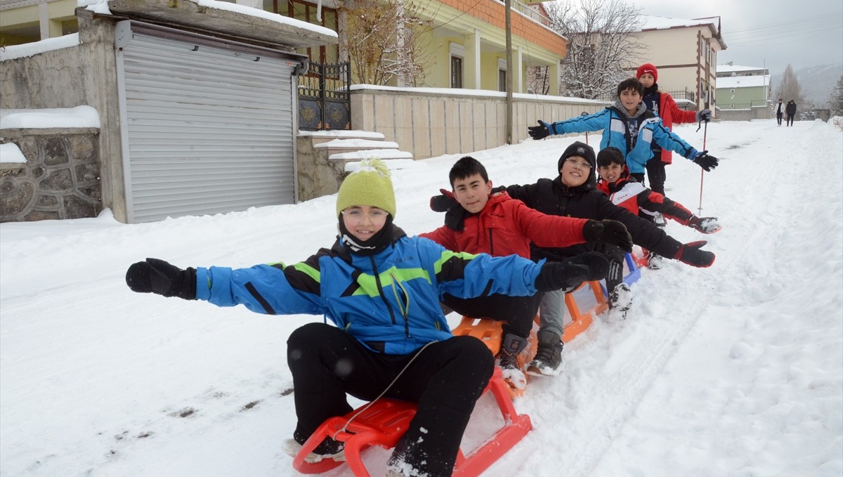 Kars'ta çocuklar mahalle aralarında kızak keyfi yaşadı