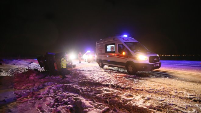 Kars'ta devrilen motokaravandaki 2 Hollandalı yaralandı