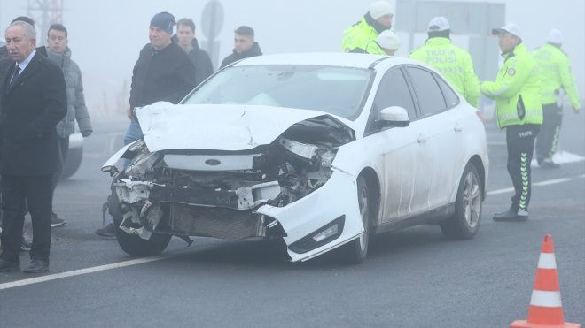 Kars'ta iki otomobilin çarpıştığı kazada polis memuru yaralandı