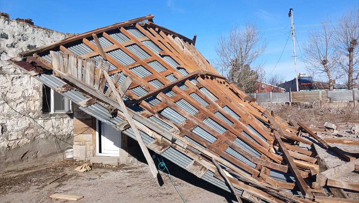 Kars'ta şiddetli rüzgar çatıları uçurdu