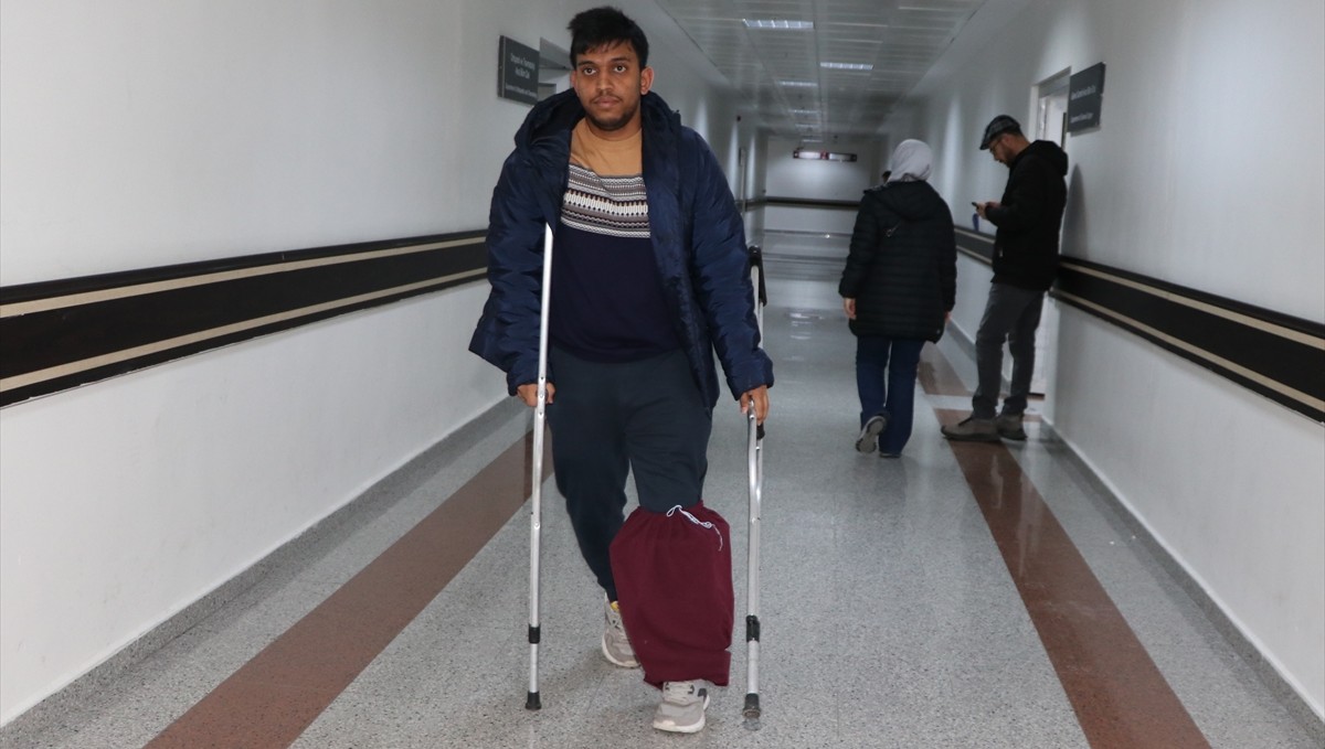 "Kesilecek" denilen bacağı kurtarılan Bangladeşli genç, 3 yıl sonra aksamadan yürüdü