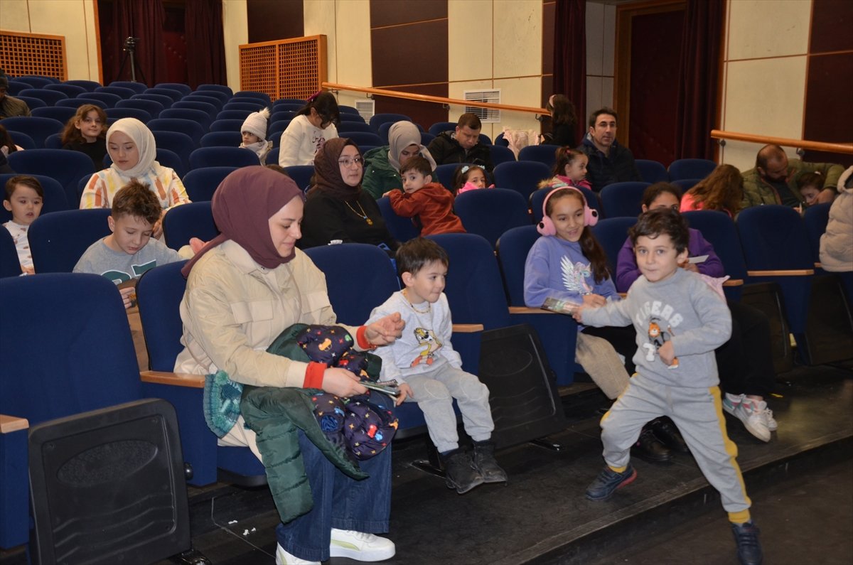 Muş'ta "Kahraman Akyuvarlar" tiyatro oyunu sahnelendi