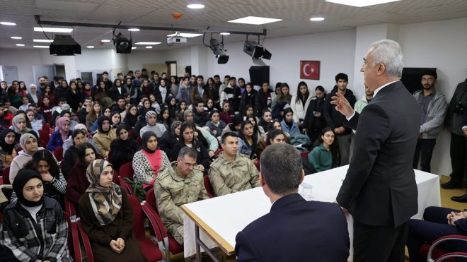 Muş Valisi Çakır, Bulanık'ta öğrencilerle bir araya geldi