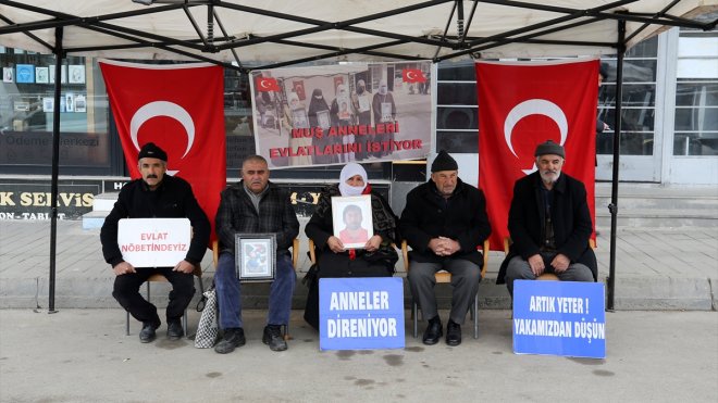 Muşlu aileler DEM Parti binası önündeki "evlat nöbeti"ni sürdürdü