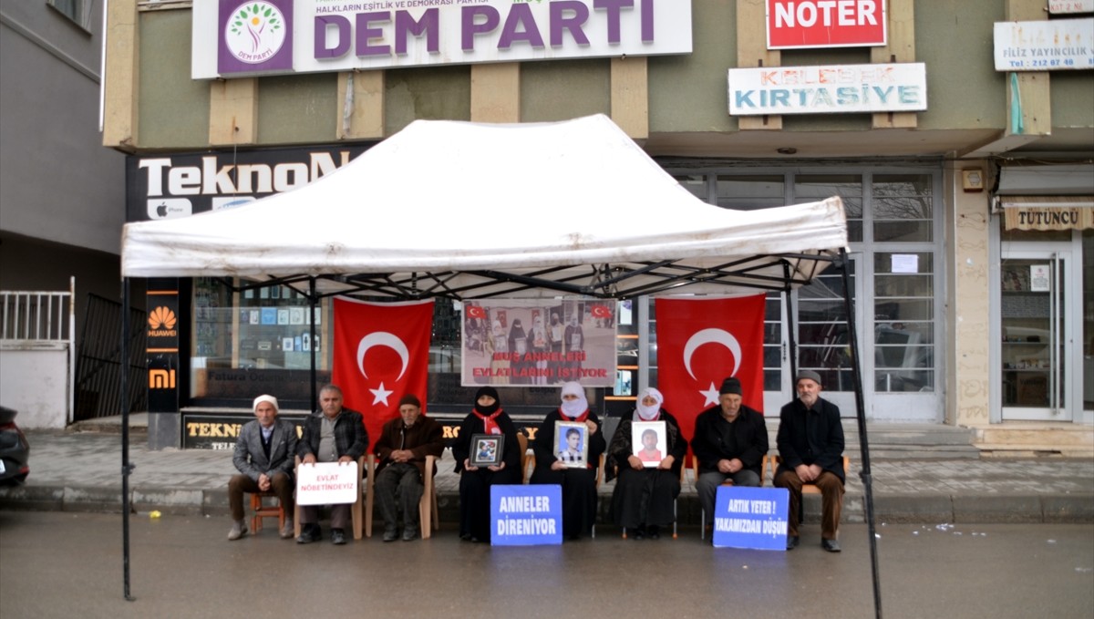 Muşlu aileler DEM Parti binası önündeki eylemlerine devam etti