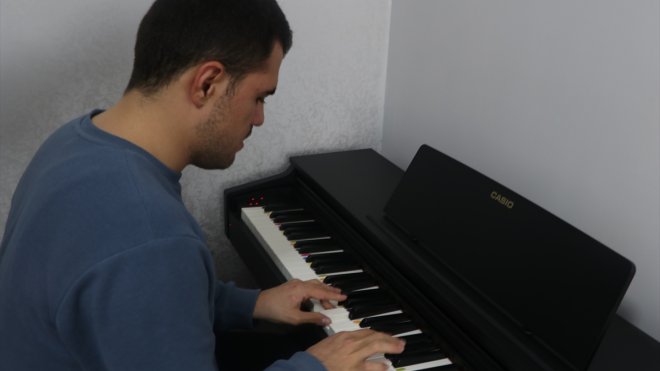 Otizmli Ufukcan, piyano çalıp zor matematik işlemlerini saniyeler içinde yapabiliyor