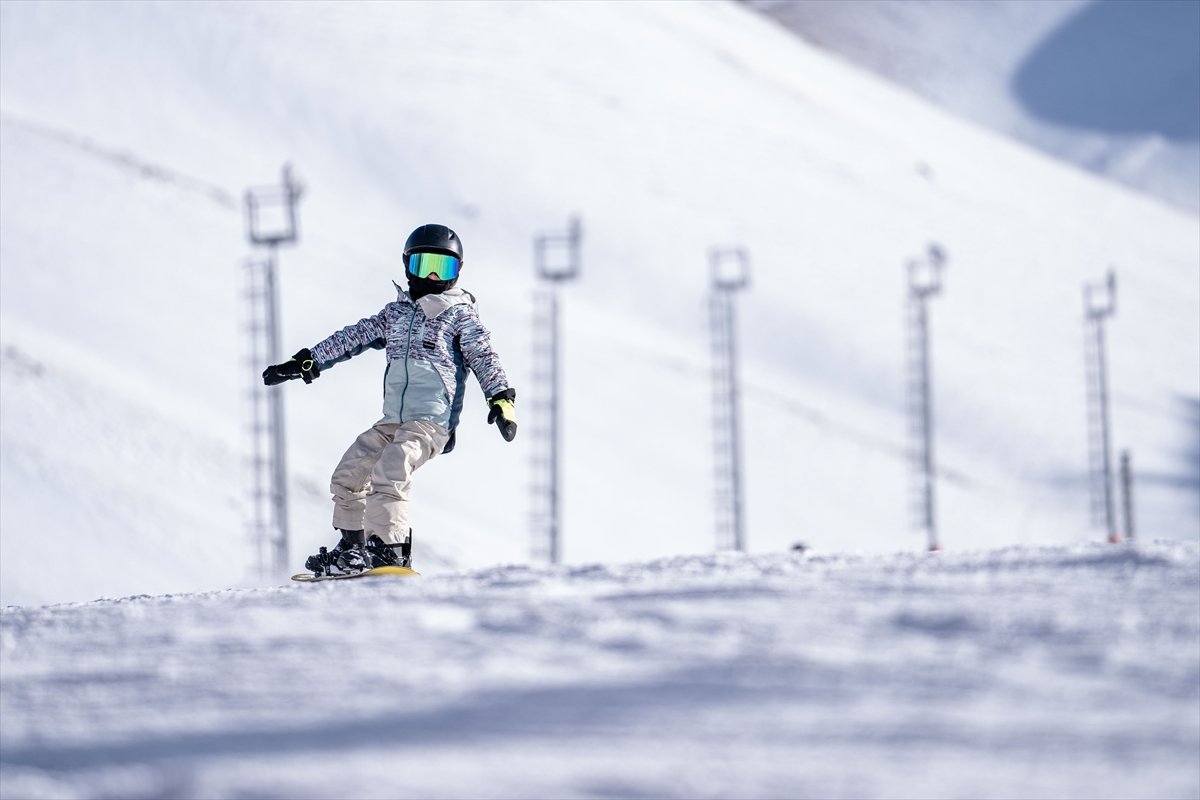 Palandöken'in "minik kayakçıları" pistlerin tozunu attırıyor