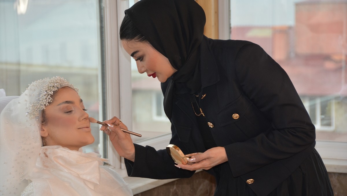 Rus ve İranlı eğitmenler Bitlis'te kuaförlük ve makyaj eğitimi verdi