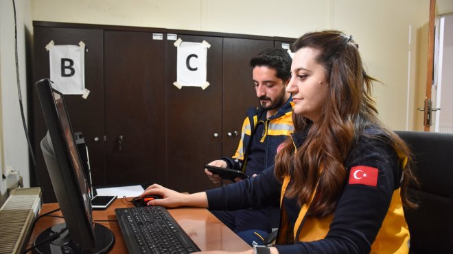 Sağlık çalışanı çift, aynı ambulansta hastaların imdadına yetişiyor1