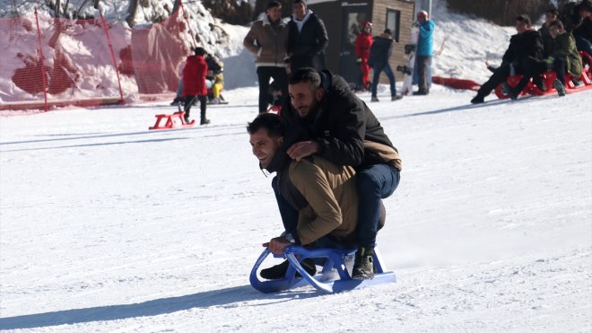 Sezona başlayan Palandöken hafta sonu kayakseverlerle doldu