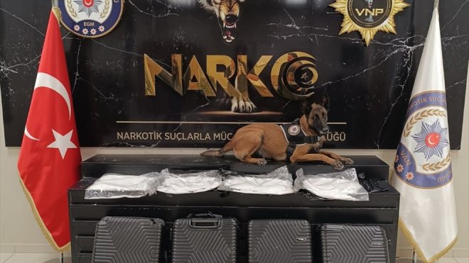 Uçağa uyuşturucuyla binmeye çalışırken yakalandılar1