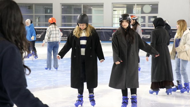 Üniversite eğitimi için kış şehri Erzurum'a gelen öğrenciler buz pateniyle tanışıyor