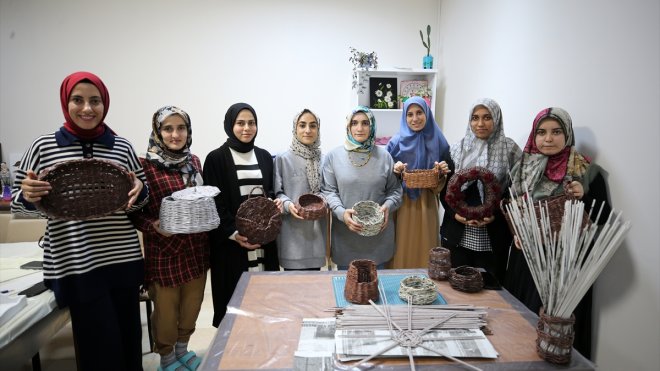 Üniversite öğrencileri çöpe gidecek gazetelerden sepet yapıyor