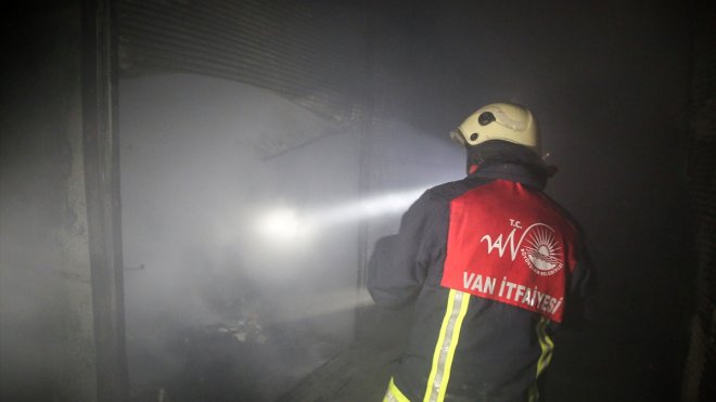Van'da Mısır Çarşısı'nda çıkan yangında birçok dükkan zarar gördü