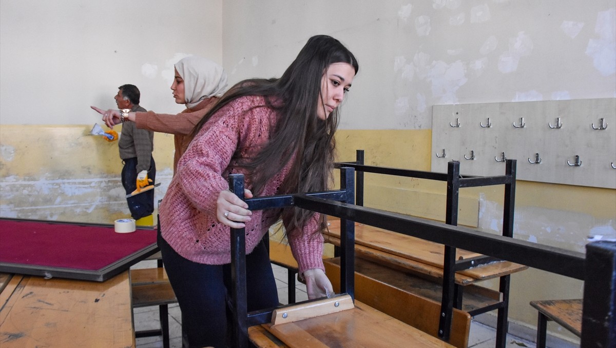 Van'da öğretmen ve veliler ele ele vererek okulu renklendiriyor