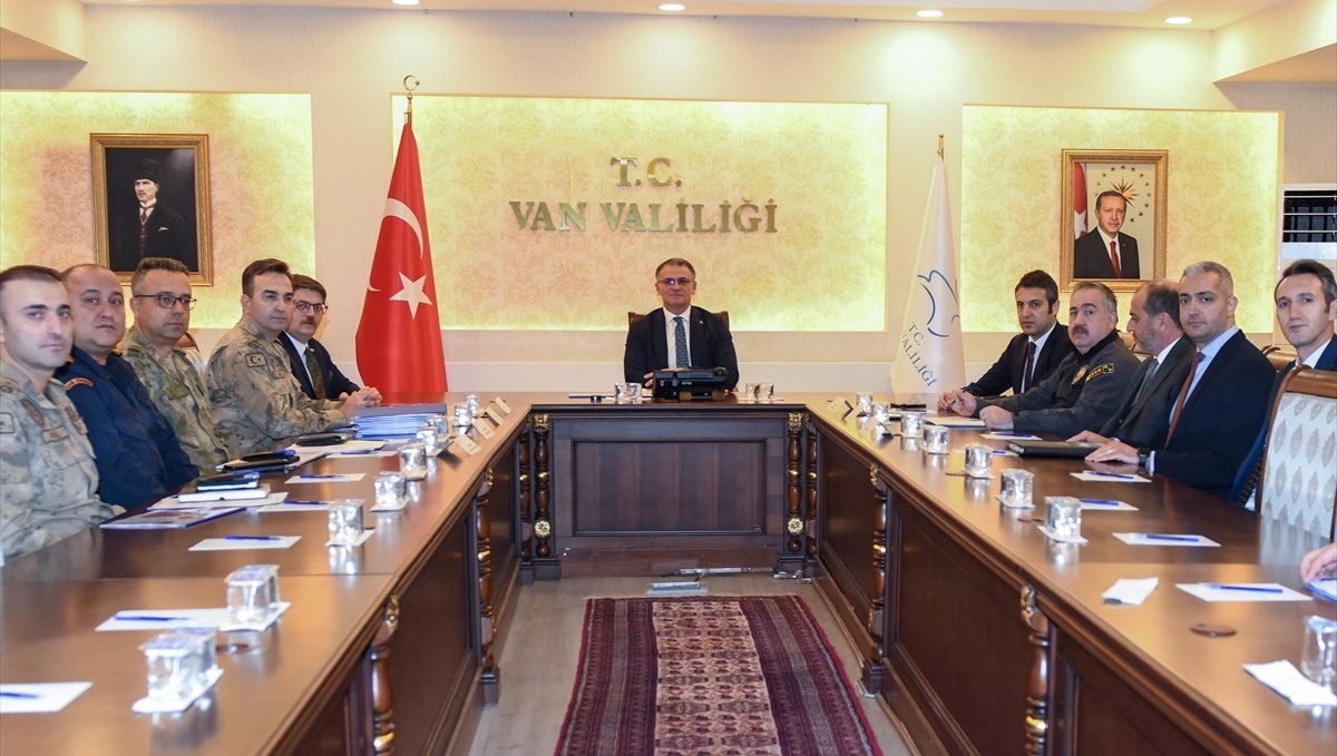 Van'da yılbaşı tedbirlerine ilişkin toplantı yapıldı