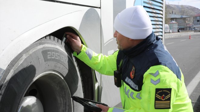 Van'da zorunlu kış lastiği denetimi yapıldı