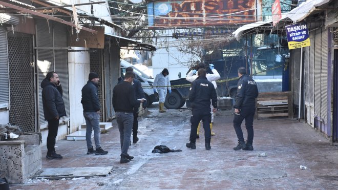 Van'daki Mısır Çarşısı'nda çıkan yangının nedeni araştırılıyor