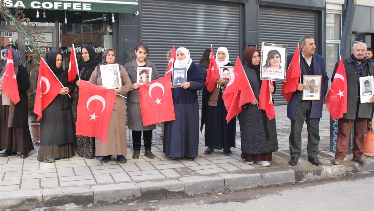 Vanlı aileler, DEM Parti İl Başkanlığı önündeki eylemlerini sürdürdü